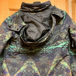 Super warm ski jacket by Liquid with pockets, zipper, a hood and vents.